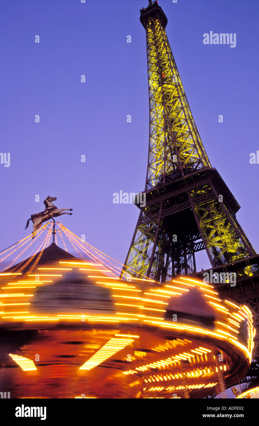 France Paris La Tour Eiffel illuminée la nuit avec un carrousel spinning Banque D'Images