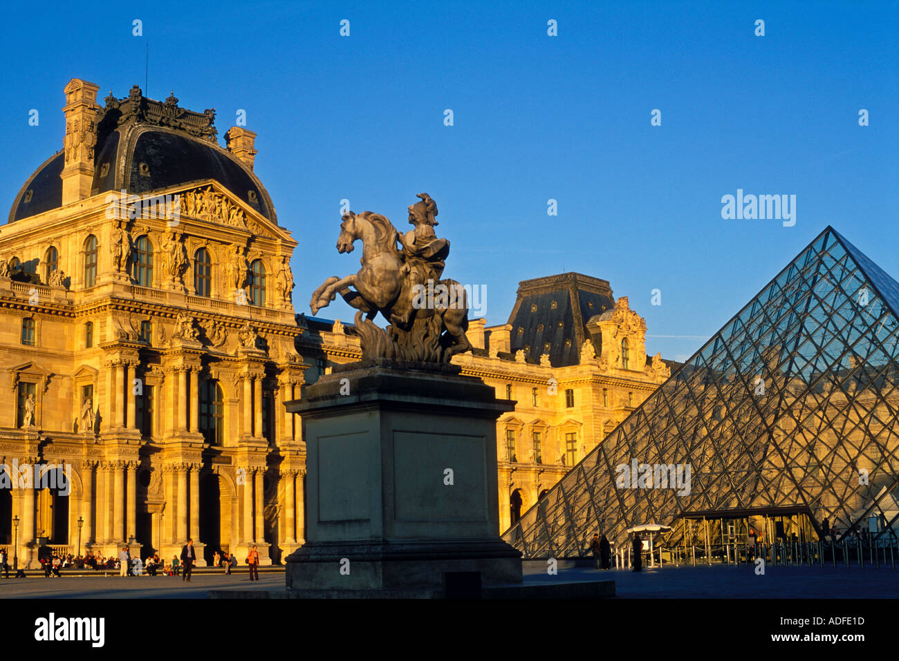France Paris Le Louvre et la pyramide en I M Pei Banque D'Images