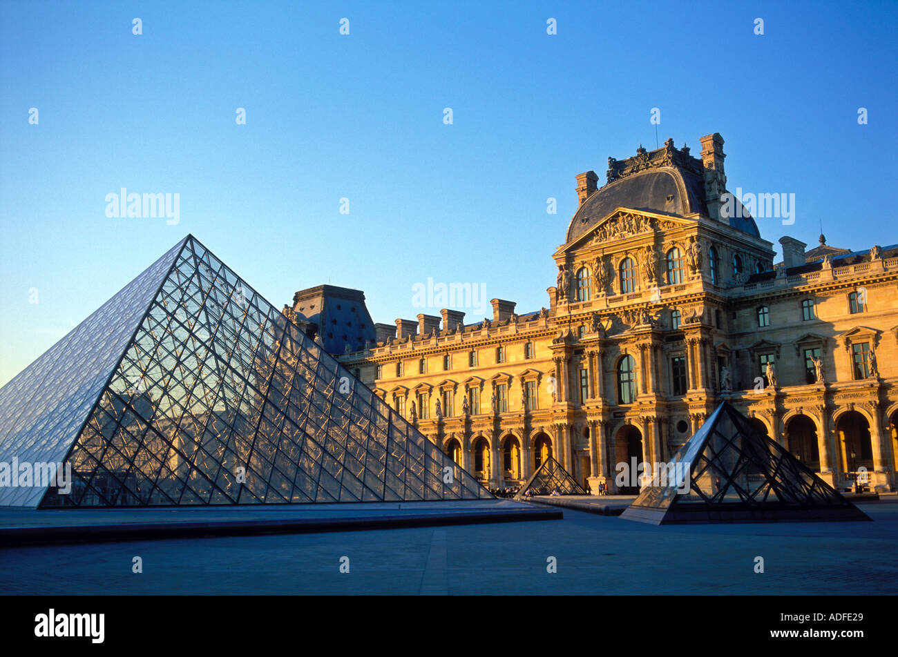 France Paris Le Louvre et la pyramide en I M Pei Banque D'Images