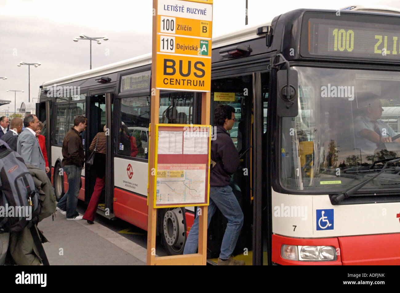 Arrêt de bus, l'aéroport de Prague, République Tchèque Banque D'Images