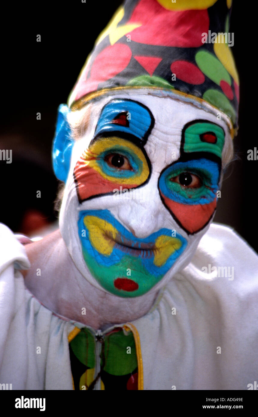 Visage peint avec clown divertit les foules dans Las Ramblas voie piétonnière Barcelone Espagne Banque D'Images