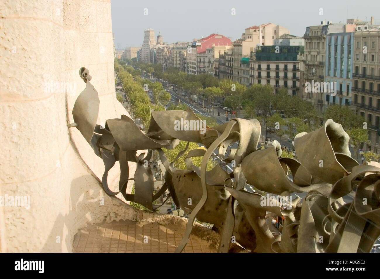 Espagne Barcelone Passeig de Gracia à partir de la Casa Mila aka La Pedrera architecte Antoni Gaudi Banque D'Images