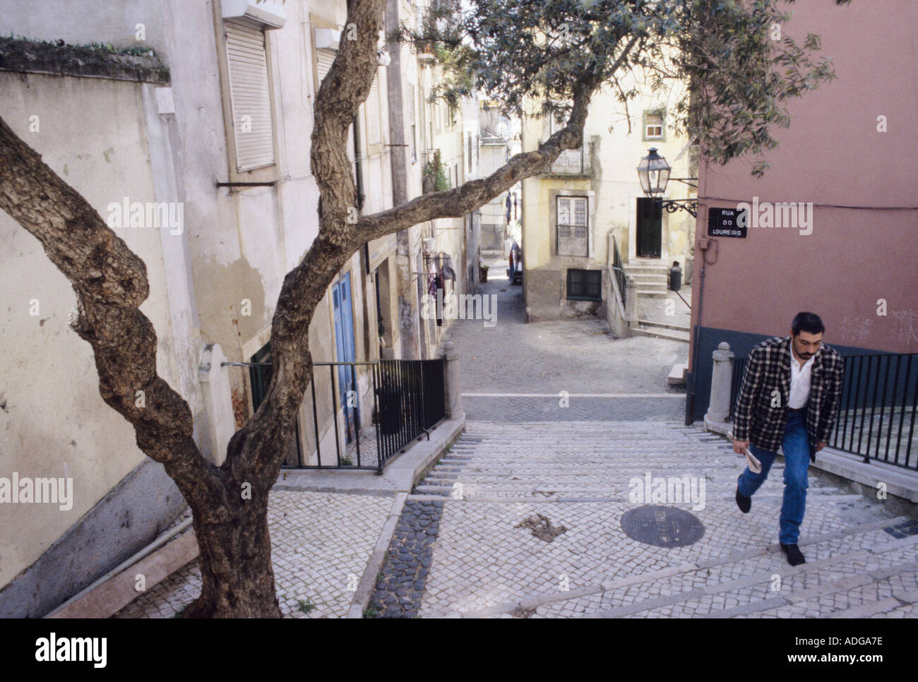 Man Walking in Alfama Lisbonne Portugal Banque D'Images