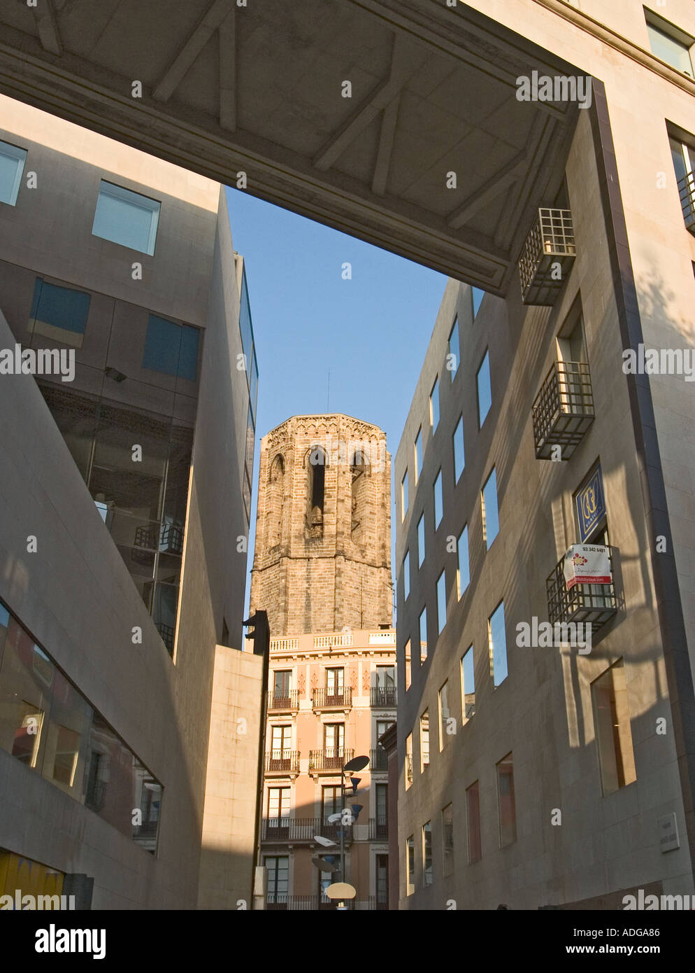 Barcelone Espagne Tour de Santa Maria del Pi contraste avec l'architecture moderne Banque D'Images