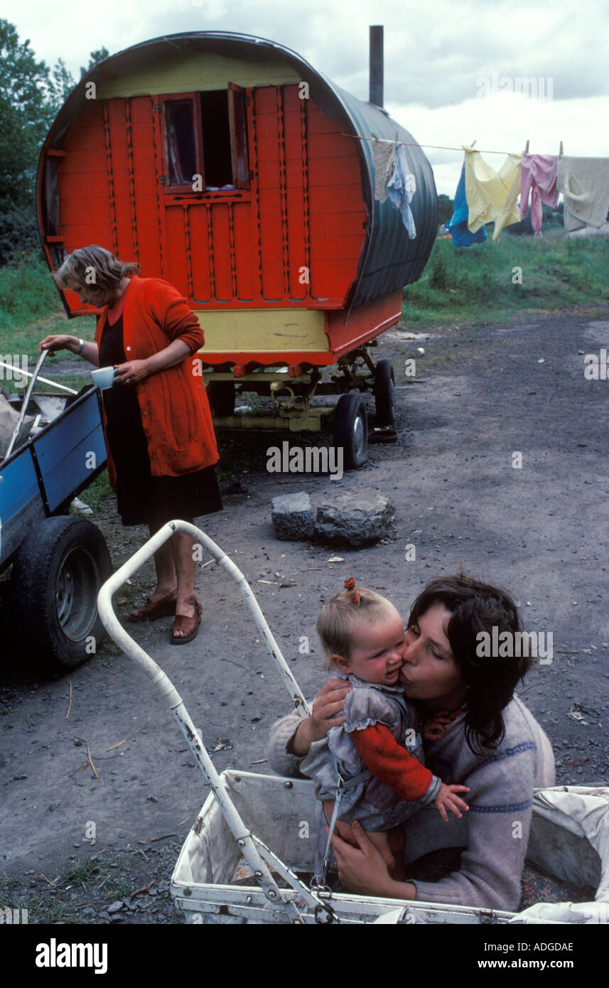 Les Voyageurs Irlandais Gitan Campent Famille Dans Leur Caravane Tiree Par Cheval Irlande Du Sud Eire Mere Et Bebe Grand Mere Irlande Annees 1970 Homer Sykes Photo Stock Alamy Les Voyageurs Irlandais Gitan Campent Famille Dans Leur Caravane Tiree Par Cheval Irlande Du Sud Eire Mere Et Bebe Grand Mere Irlande Annees 1970 Homer Sykes Photo Stock Alamy
