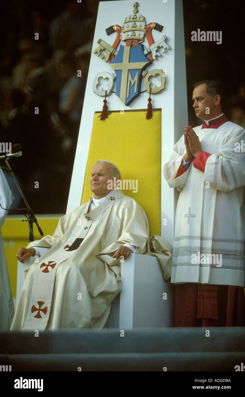 Le Pape Jean Paul II 1982 UK. Visite papale papes du stade de Wembley en Angleterre 1980 HOMER SYKES Banque D'Images