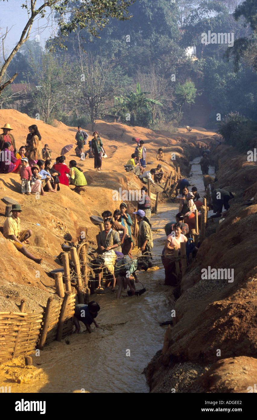Le panoramique de rubis dans un petit ruisseau par une mine à Mogok ruby ruby, le centre minier de la Birmanie Myanmar . Banque D'Images