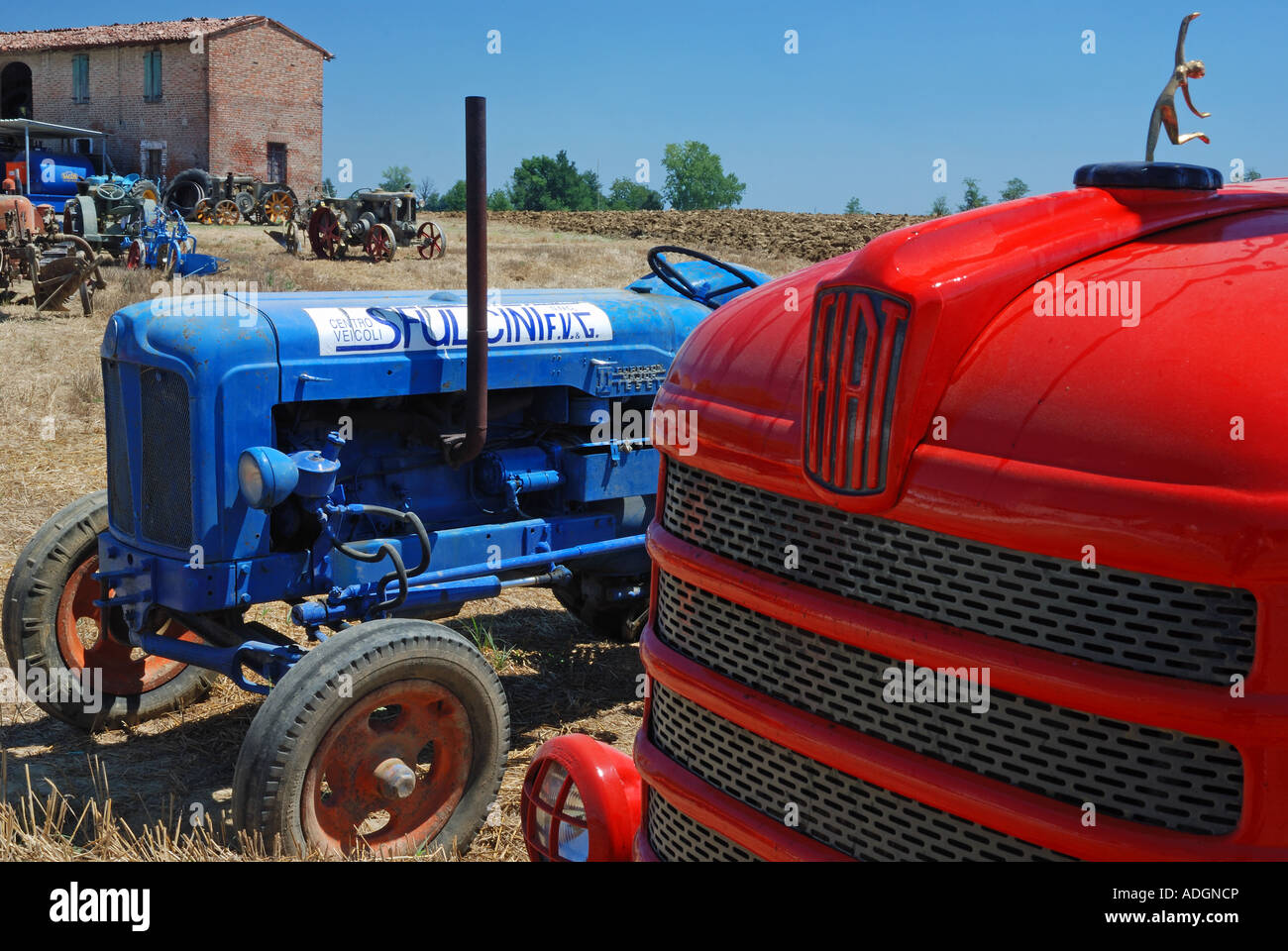 Vintage et les tracteurs classiques dans un champ en Italie Banque D'Images