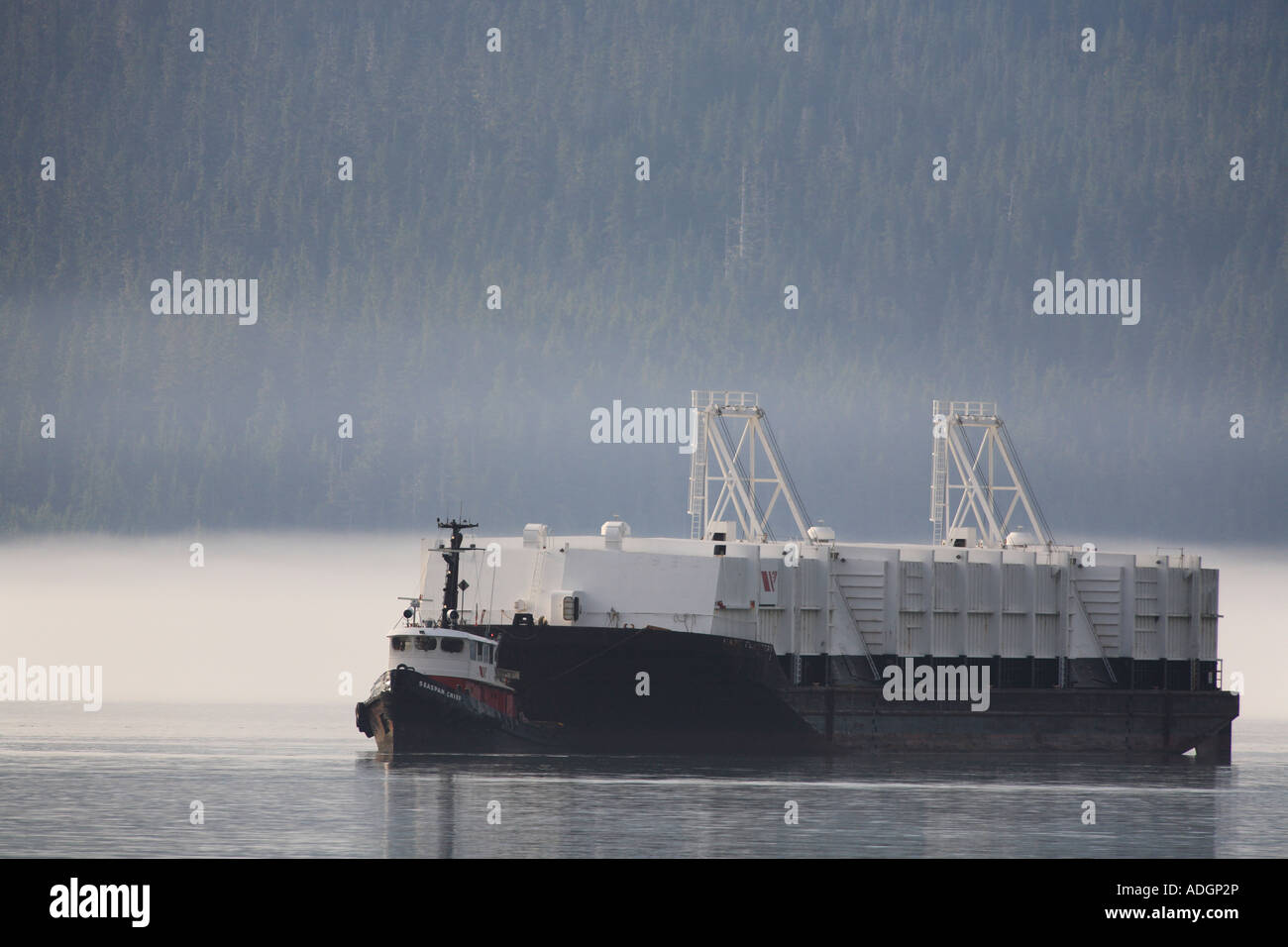 Les marchandises en vrac et de remorqueur chaland en direction de Rio Tinto/Alcan Aluminium Smelter Kitimat Colombie-Britannique Banque D'Images