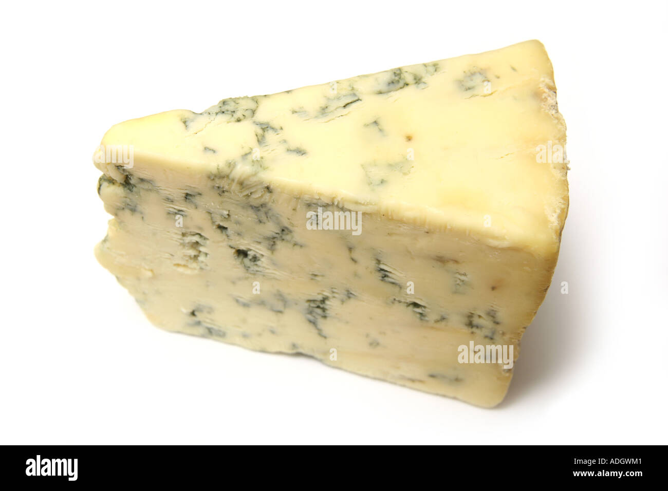 Coin de Stilton cheese isolated on a white background studio. Banque D'Images