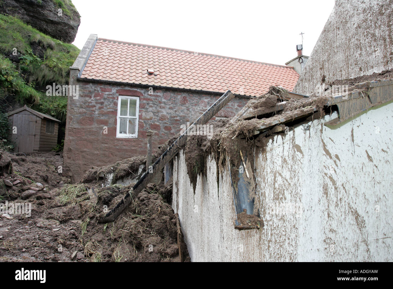 Glissement de terrain qui a frappé le village de Pennan, Aberdeenshire, Scotland, UK, après une pluie torrentielle en août 2007 Banque D'Images