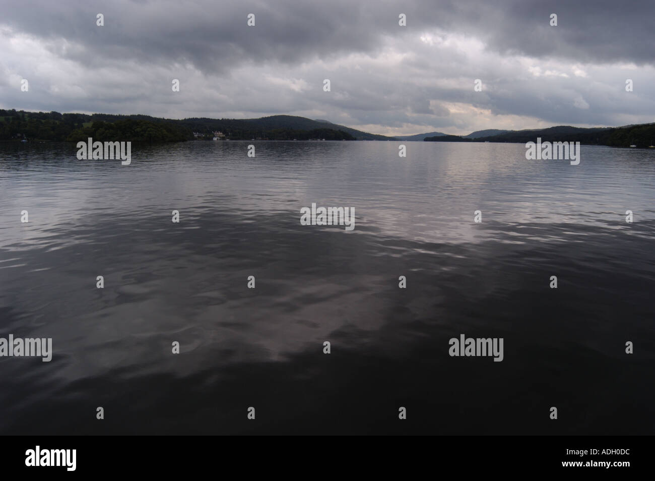 Le lac Windermere Cumbria l'eau noire Banque D'Images