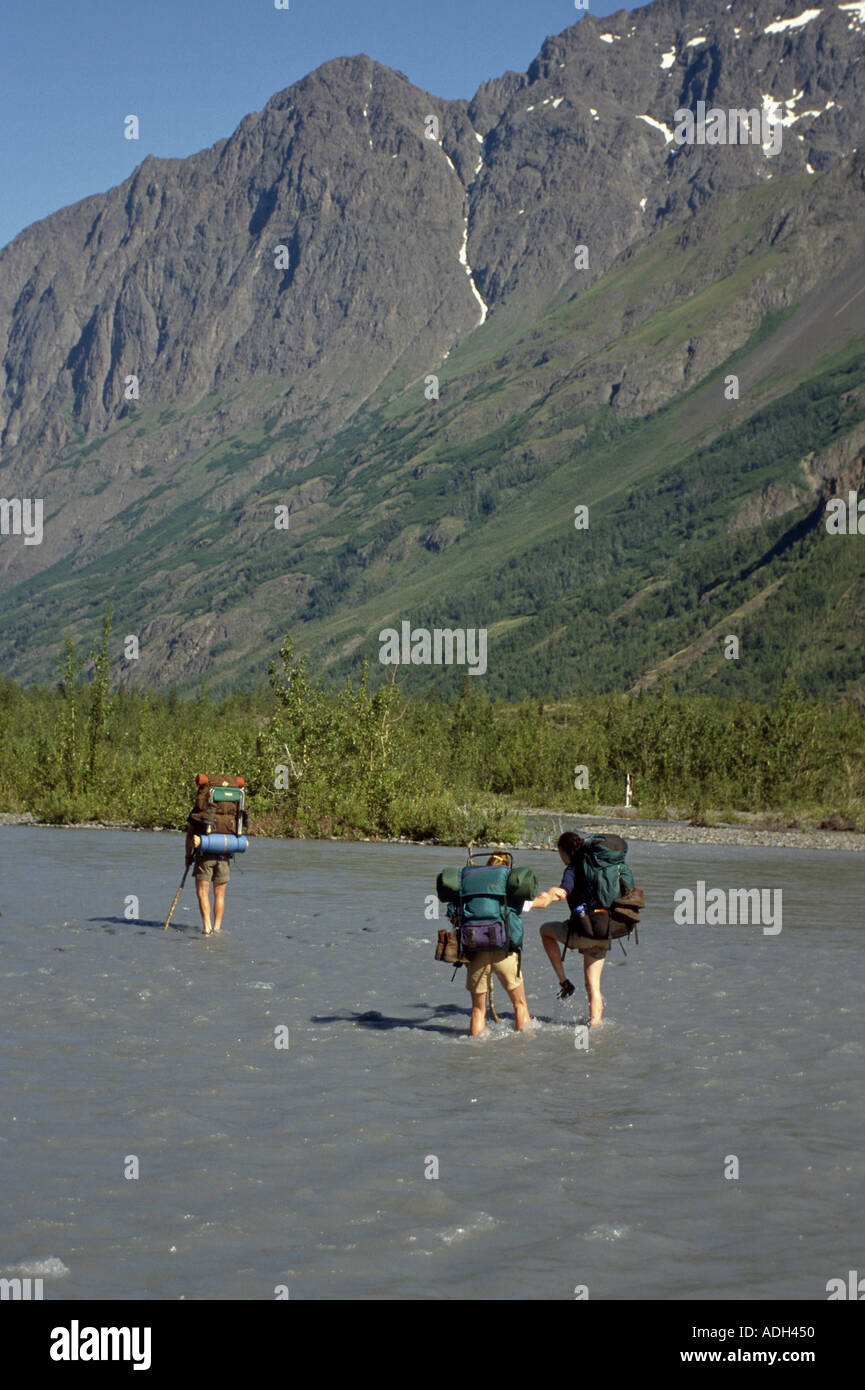 Les randonneurs de traverser la rivière Eagle SC AK Été Crow Creek Pass Trail Banque D'Images