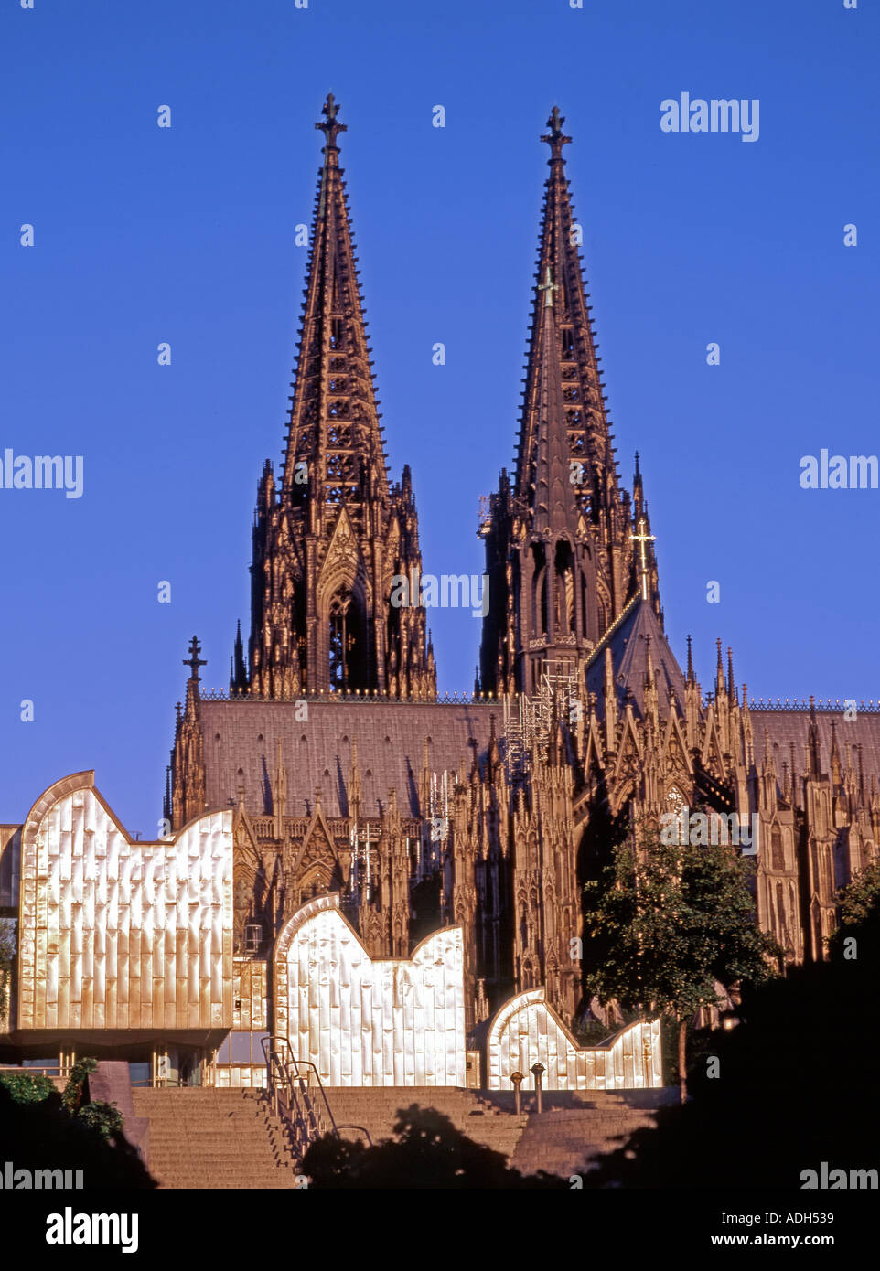 Allemagne Cologne Koeln dom kathedral vertical Museum Ludwig Banque D'Images