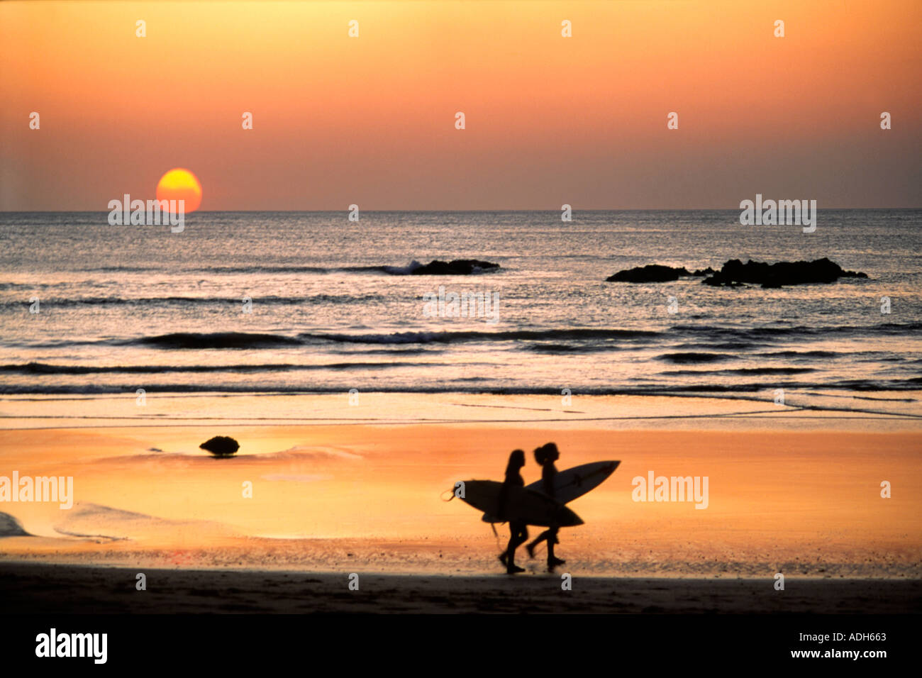 Costa Rica Playa de Coco surfeur au coucher du soleil Banque D'Images
