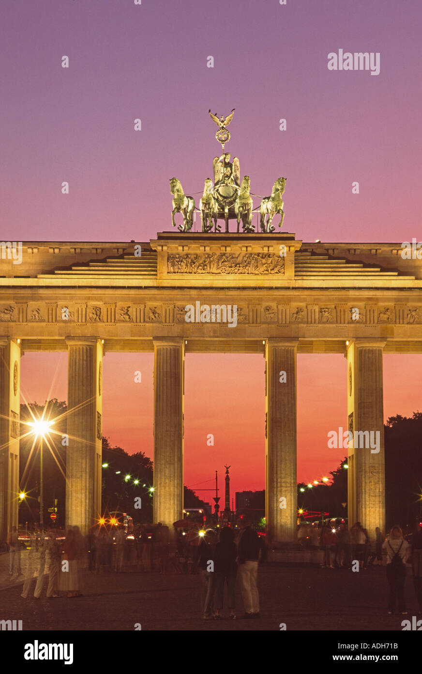 Porte de Brandebourg Berlin vertical au coucher du soleil Banque D'Images