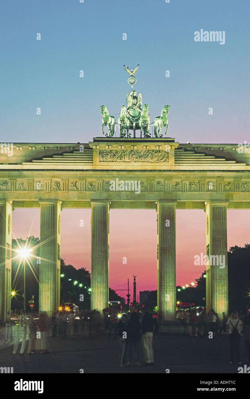 Porte de Brandebourg Berlin vertical au coucher du soleil Banque D'Images