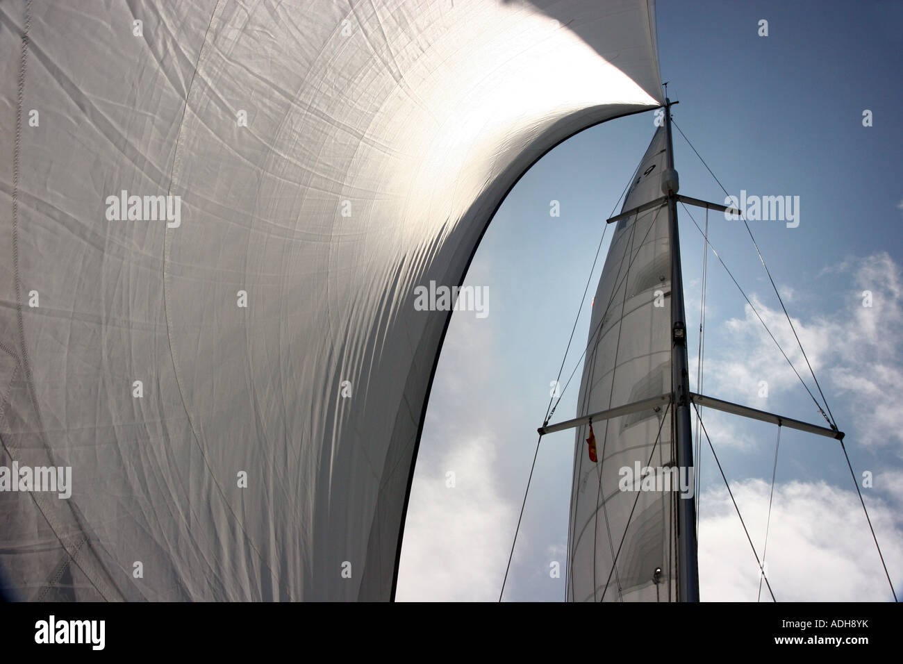 Voiles d'argent vent dans les voiles Banque D'Images