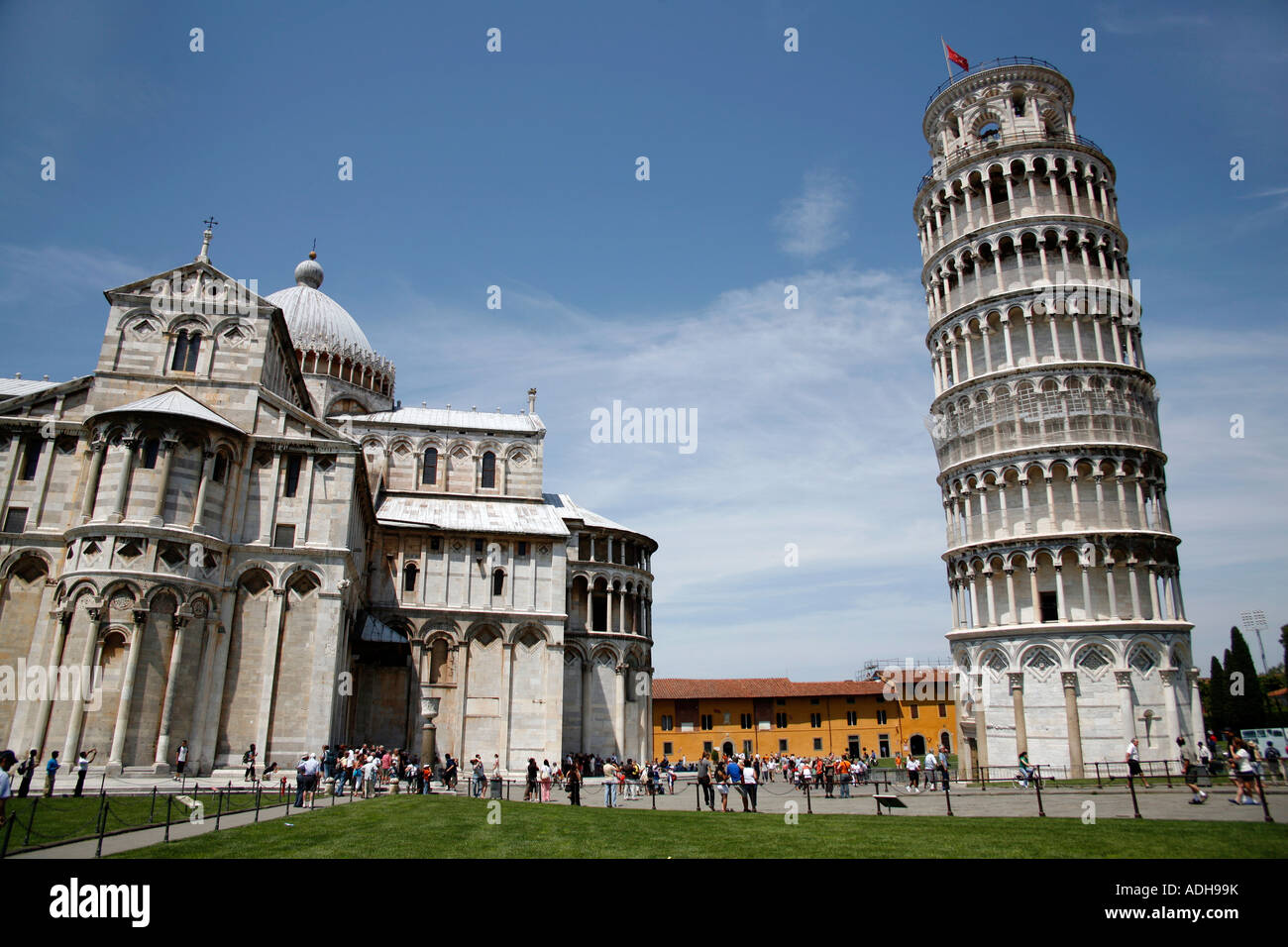 La Tour Penchée de Pise et la Cathédrale Duomo à la Piazza del Duomo, la Place des Miracles à Pise Italie Banque D'Images