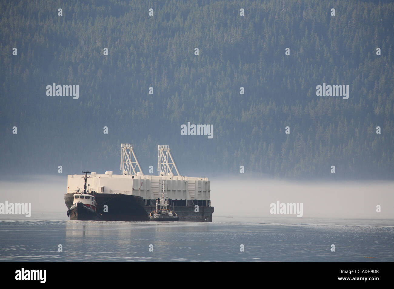 Les marchandises en vrac et de remorqueur chaland en direction de Rio Tinto/Alcan Aluminium Smelter Kitimat Colombie-Britannique Banque D'Images