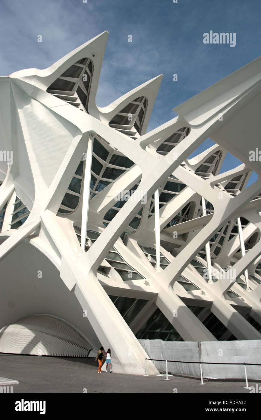 Espagne Valence Ville des sciences et des arts par l'architecte Santiago Calatrava et le musée de la science de l'architecture moderne vertical Banque D'Images