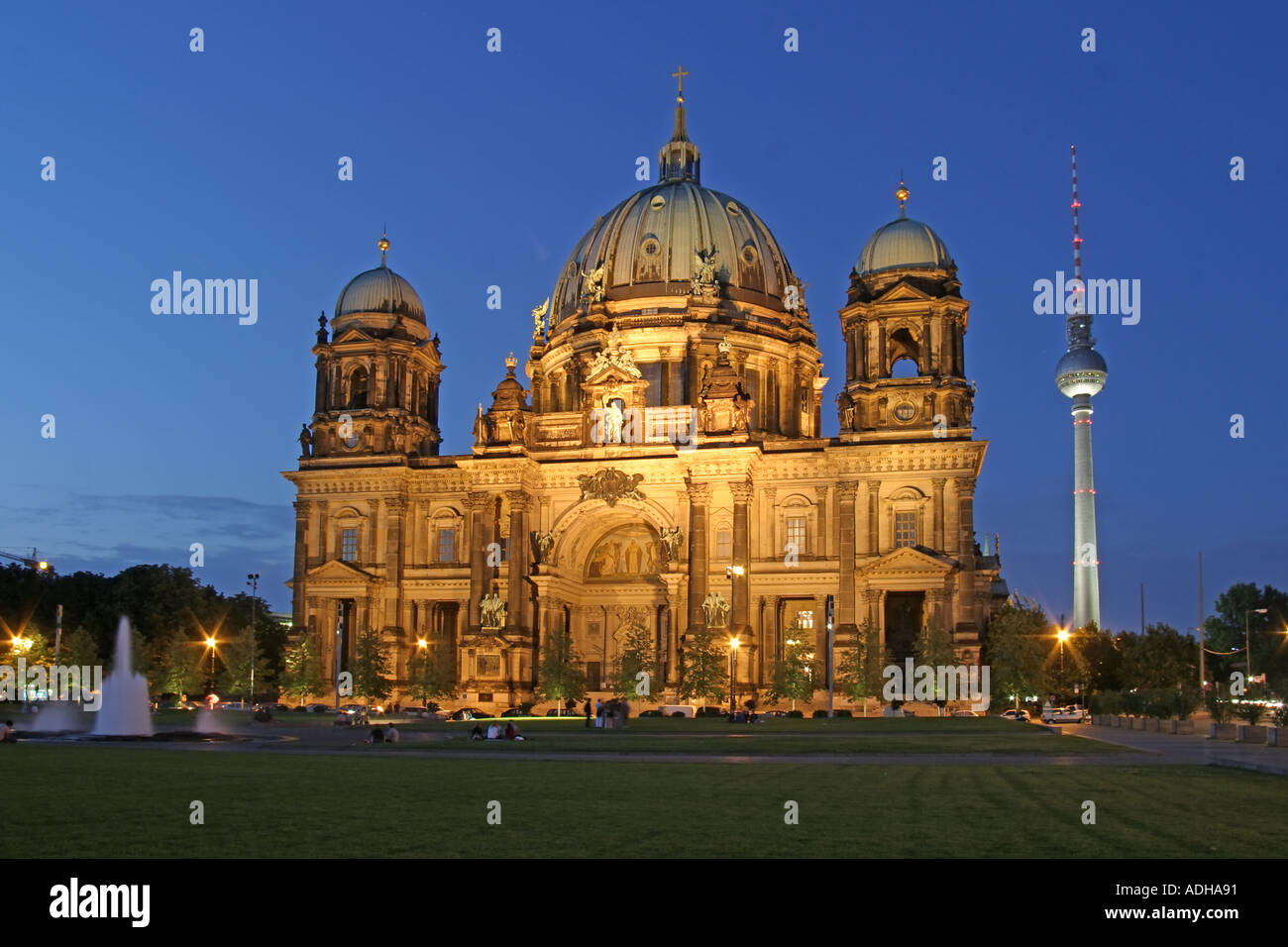 Dome berlin Lustgarten park Alex TV Tower at night Banque D'Images