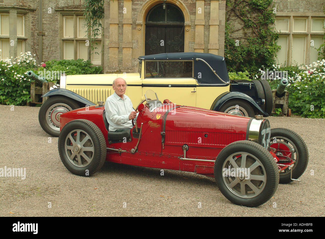 Lord Raglan avec sa Bugatti Automobiles Banque D'Images
