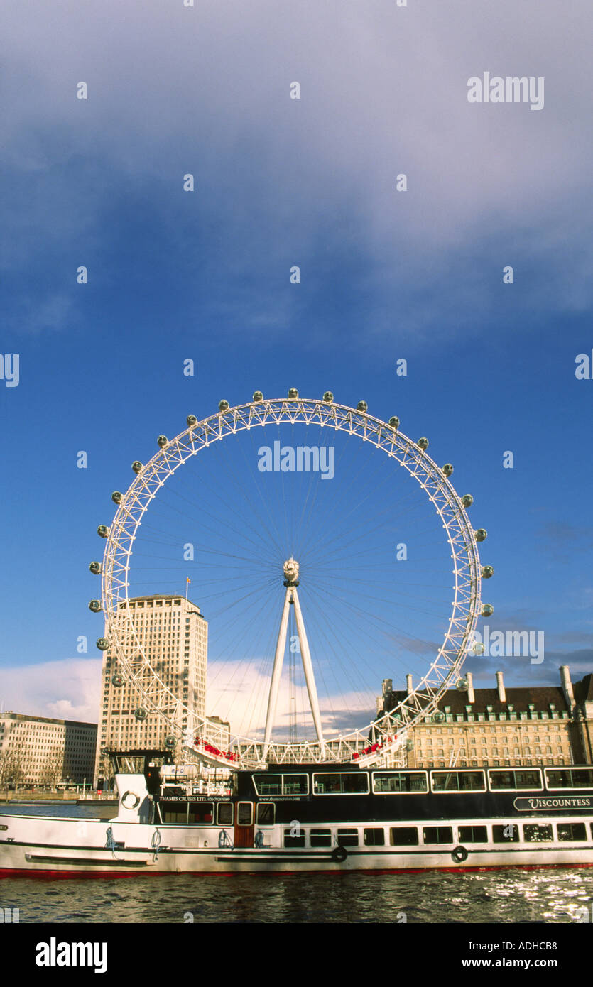 BA London Eye vu par beau temps avec ciel bleu sur les bords de la rivière Thames, London, UK Banque D'Images