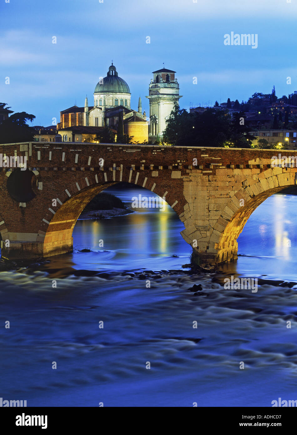 Ancien Ponte Pietra sur Adige avec la Cathédrale de San Giorgio à Vérone dans la nuit Banque D'Images