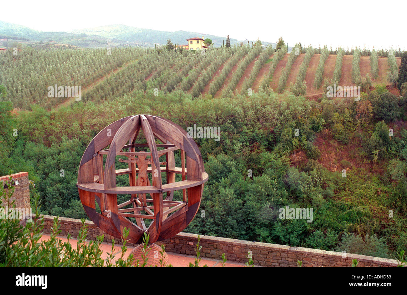 Leonardo da Vinci Vinci modèle globe domine dans les collines de Toscane Banque D'Images