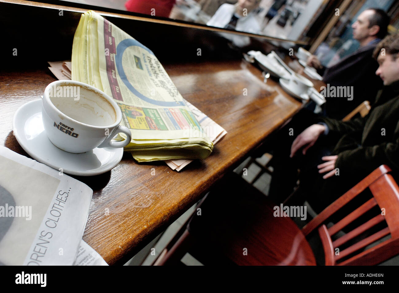 Le café et les journaux Clapham Londres 20 Avril 2005 Banque D'Images