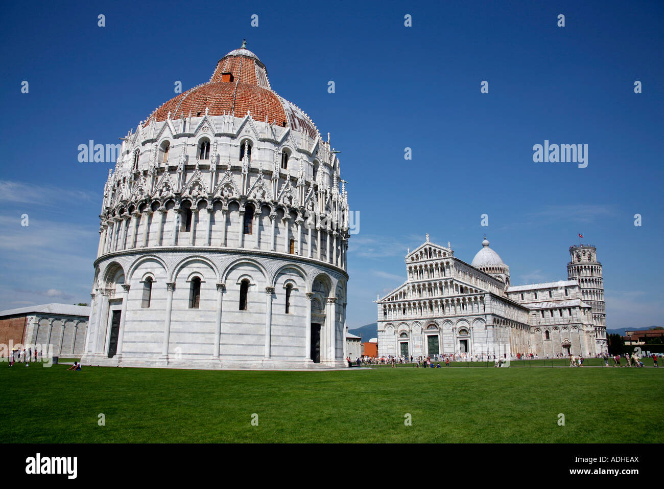 Le Battistero ou baptistère et la cathédrale du Duomo à la Piazza del Duomo, la Place des Miracles à Pise Italie Banque D'Images