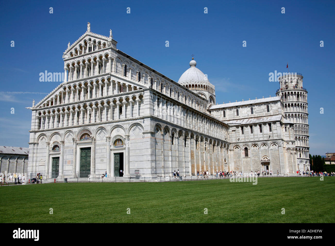 La Tour Penchée de Pise et la Cathédrale Duomo à la Piazza del Duomo, la Place des Miracles à Pise Italie Banque D'Images