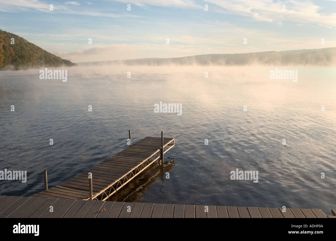 Tôt le matin, le brouillard sur Keuka Lake à Hammondsport dans la région des lacs Finger de l'État de New York Banque D'Images