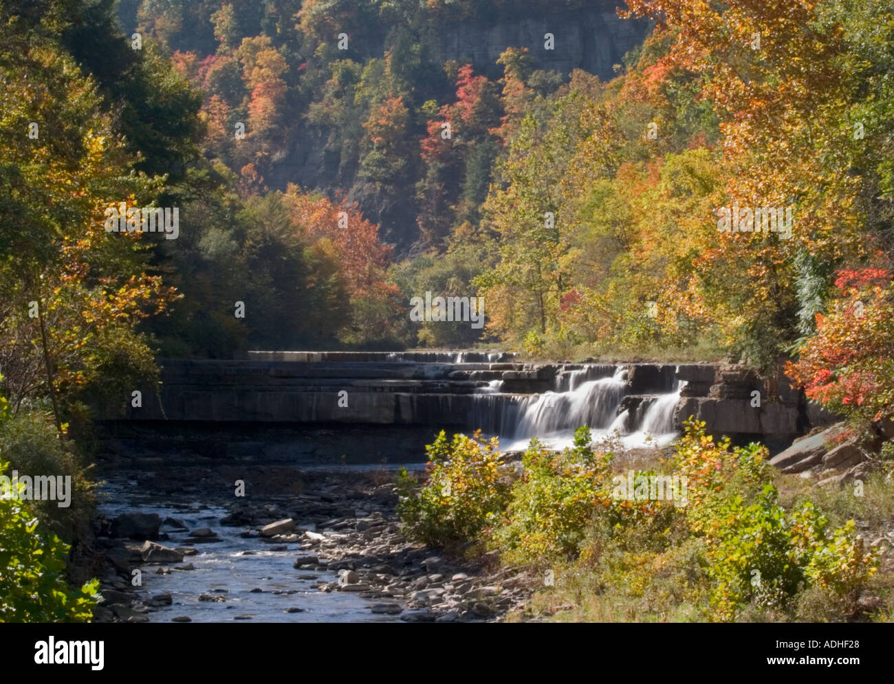 Petites chutes dans Taughannock Creek dans la région de Taughannock Falls State Park dans la région des lacs Finger de l'État de New York Banque D'Images