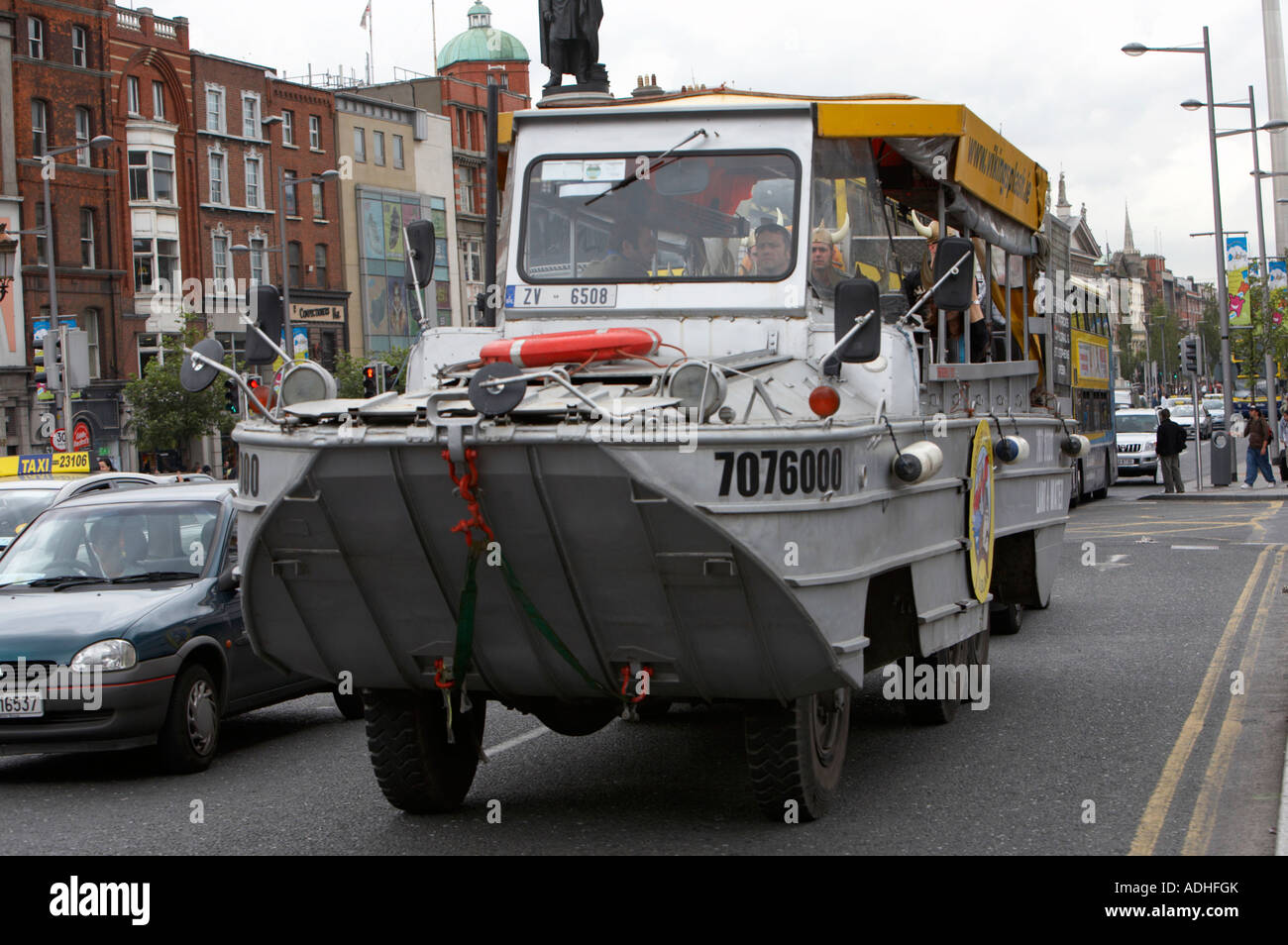 Viking Splash tour dukw véhicule roulant sur le pont oconnell à Dublin avec les touristes à bord Banque D'Images