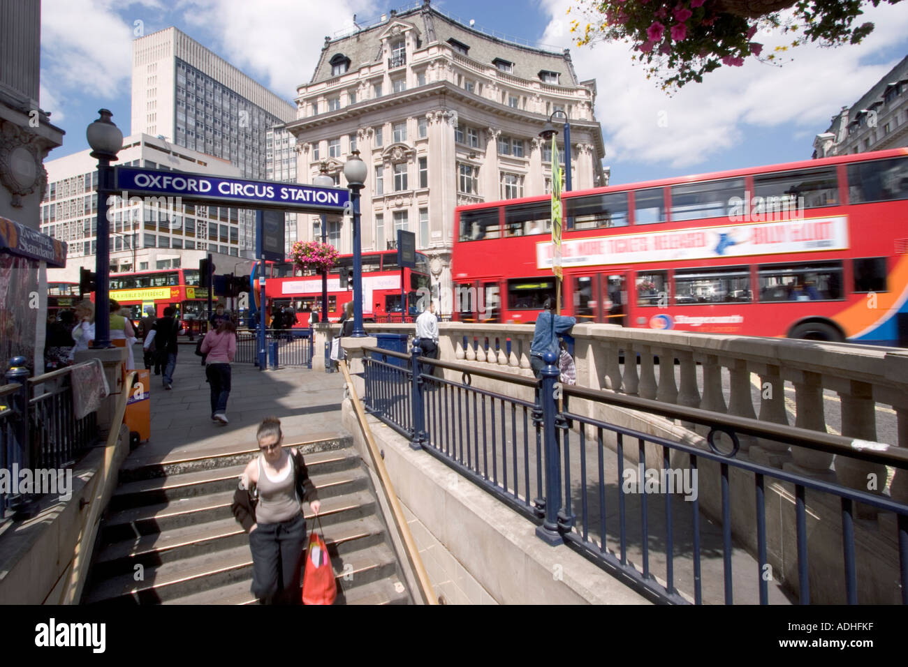 Entrée de la station de métro de Londres Oxford Street London UK Photo  Stock - Alamy
