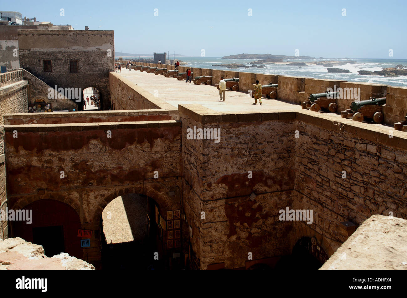 Cannon dans remparts remparts défensifs Essaouira Maroc Banque D'Images