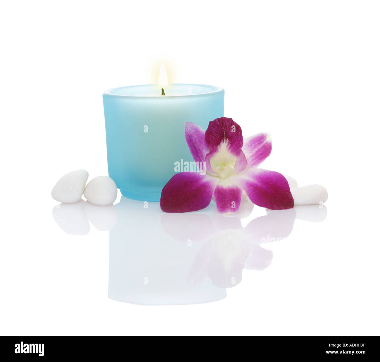 Bougies d'orchidées et quelques cailloux blancs Banque D'Images