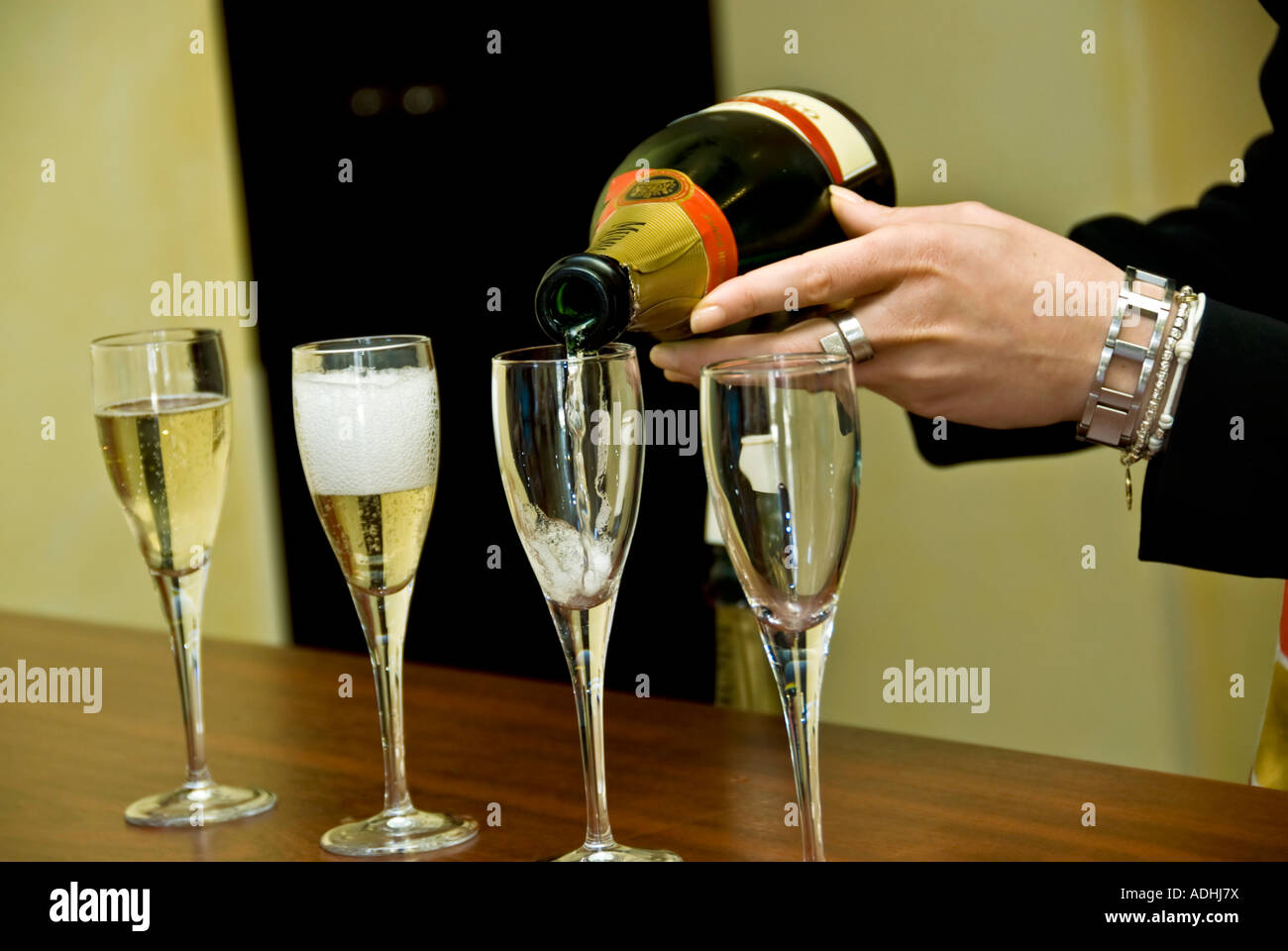 Reims France, Champagne Company 'G.H Mumm Cie' Guide de visite verser une  bouteille de champagne dans des verres au Bar, boisson de fête Photo Stock  - Alamy