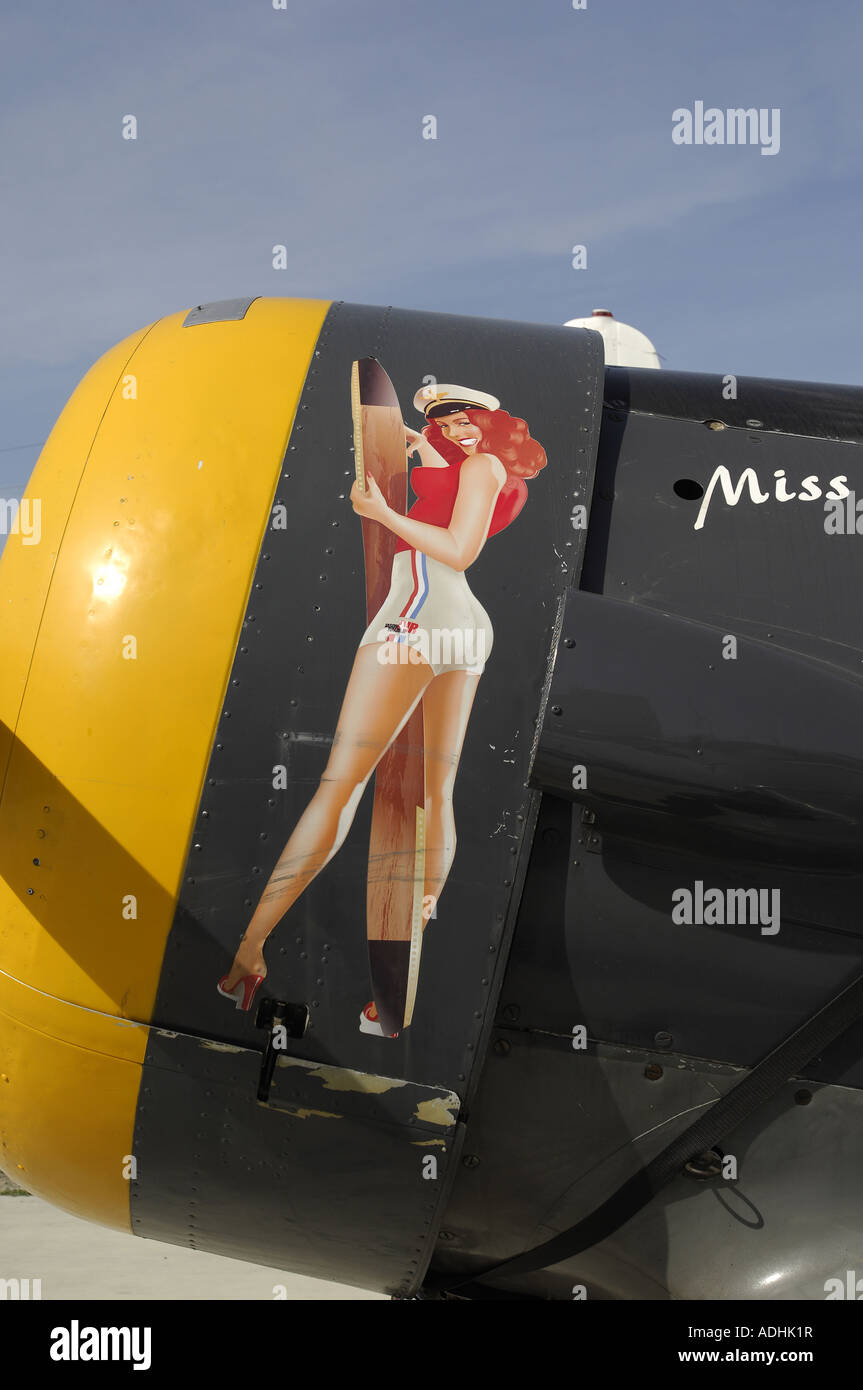 Nose art d'une pinup girl holding a hélice support en bois vintage aircraft blue sky Banque D'Images