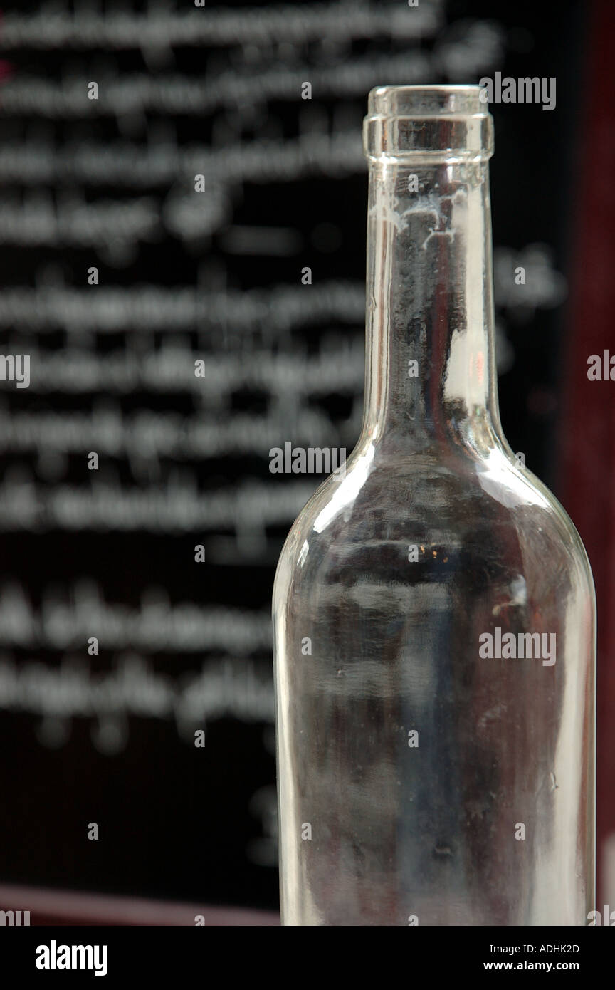 Bouteille de vin vide et menu dans un restaurant de la rue Montorgueil à la mode et poular à Paris Banque D'Images