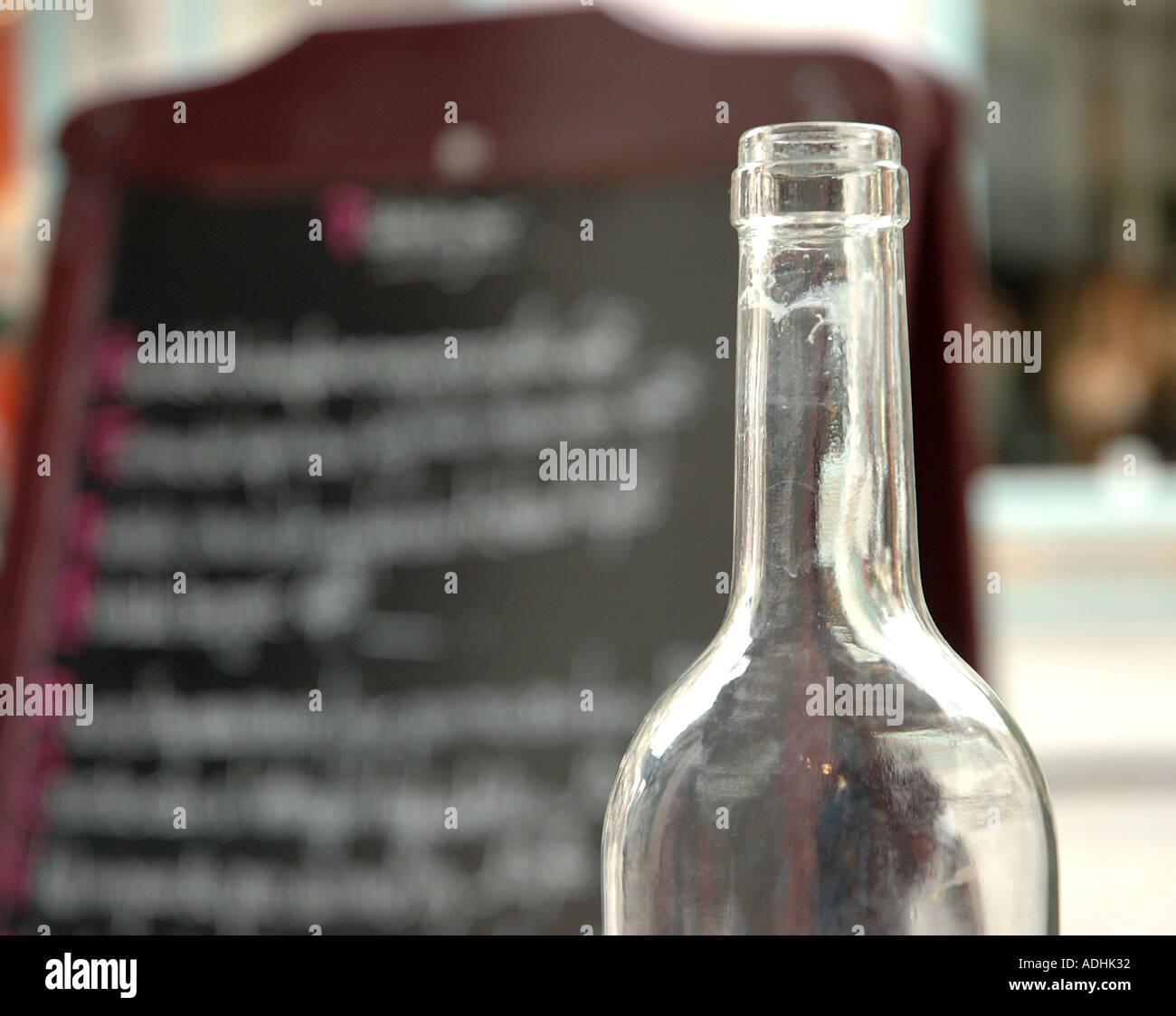 Bouteille de vin vide et menu dans un restaurant de la rue Montorgueil à la mode et poular Banque D'Images