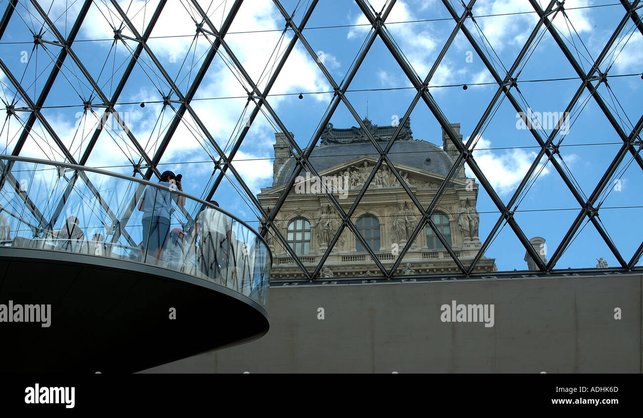 Regardant par la construction du dôme au Louvre à Paris Banque D'Images
