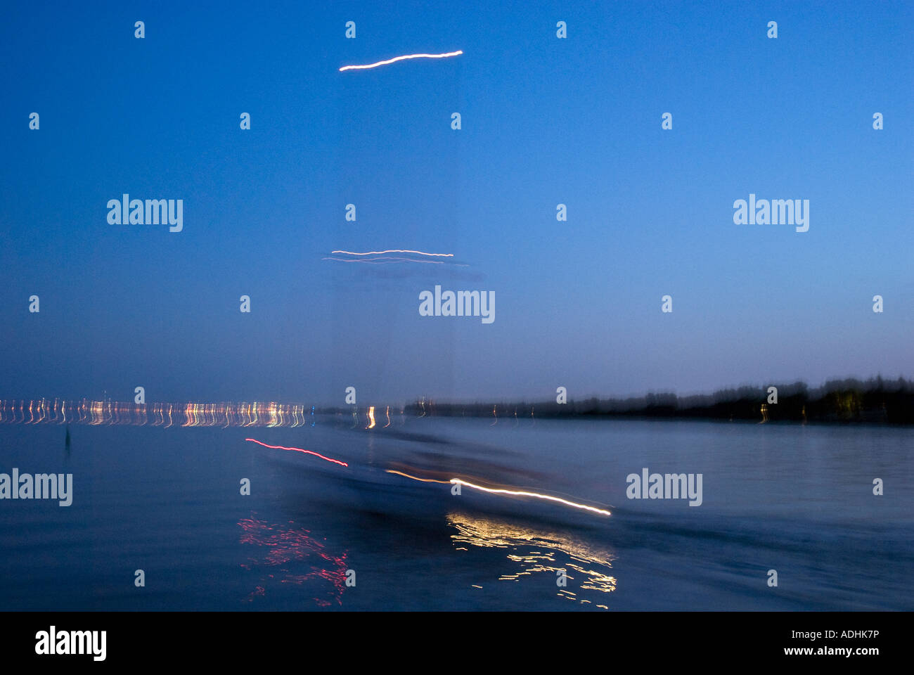 Location de pénétrer dans le port à nuit blurred motion Banque D'Images