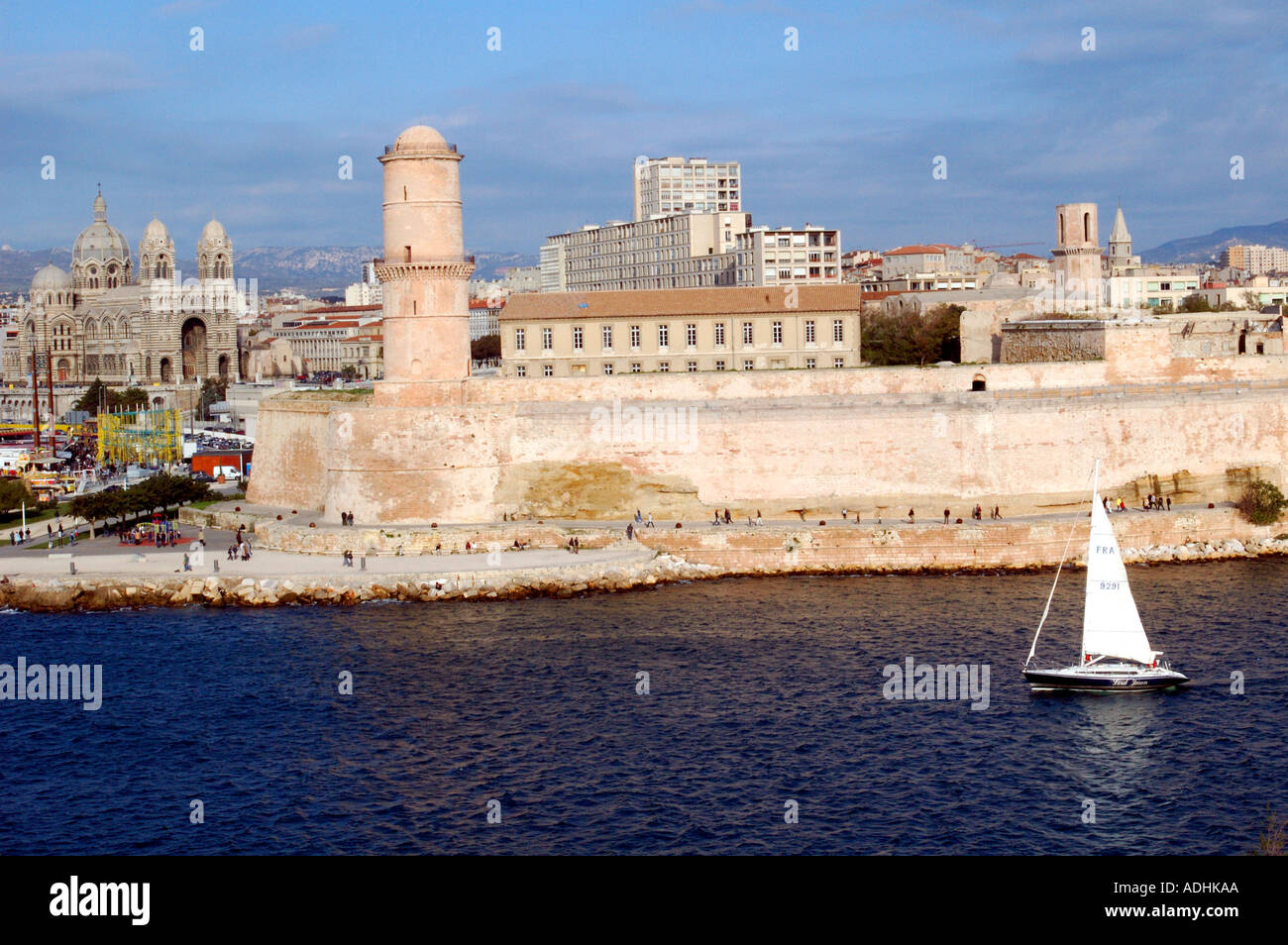 Vue de Fort Saint Nicolas Marseille France avec bateau à voile Banque D'Images