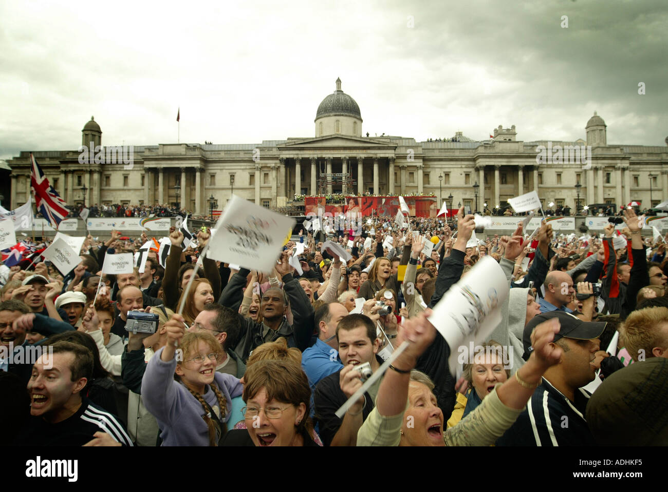 Célébrer les foules à Trafalgar Square London UK après avoir entendu l'annonce que Londres accueillera les Jeux Olympiques de 2012 Banque D'Images
