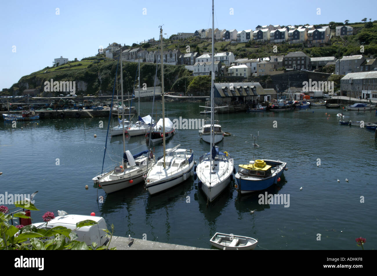 Bateaux amarrés dans le port intérieur Mevagissy Cornwall UK Banque D'Images