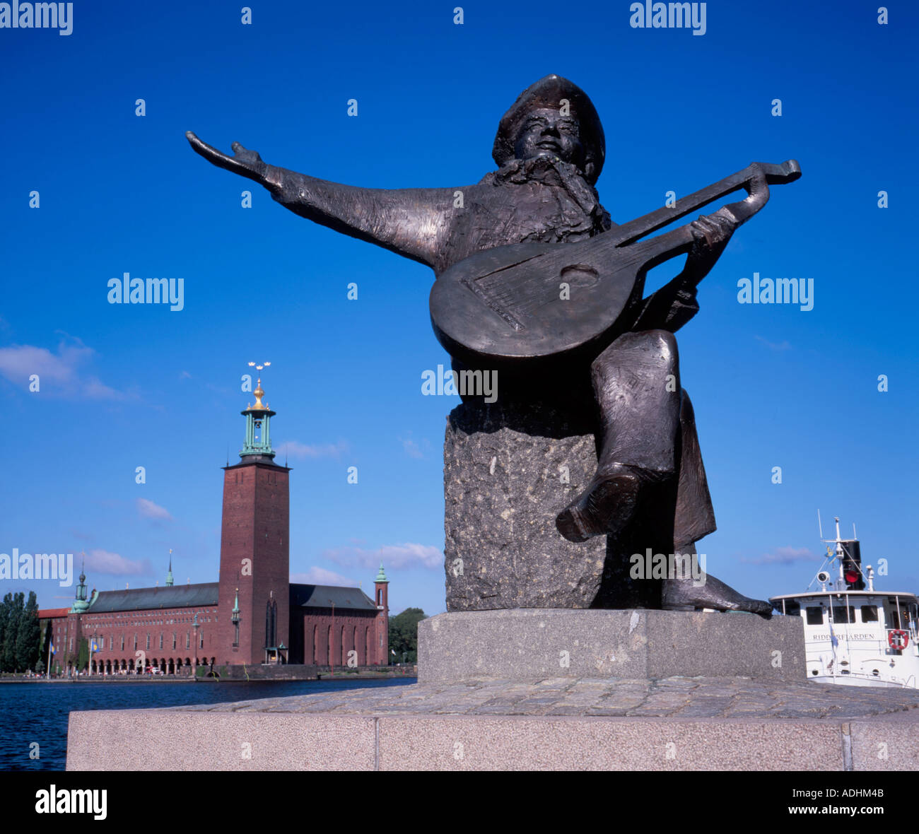 Evert Taube Statue et l'Hôtel de ville en arrière-plan Stockholm Suède Banque D'Images
