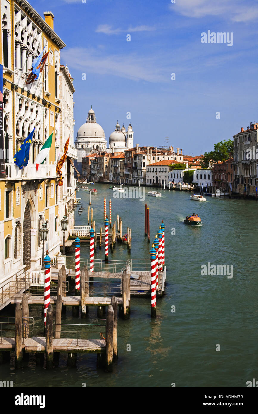 Le Grand Canal montrant les bateaux-taxis et bateaux de plaisance et typique de l'architecture à Venise Italie Vénusiens Banque D'Images